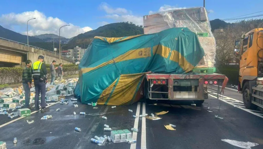 1周兩起！瑞芳台2線曳引車沒綁好　台啤散落一地、酒香四溢