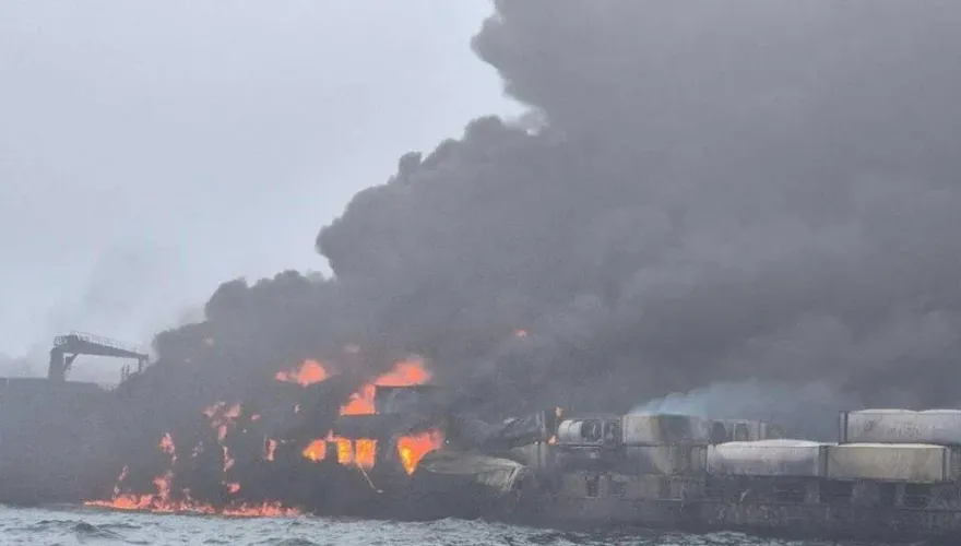 英國東部近海油輪與貨船相撞！2船爆炸起火　傷亡情況不明