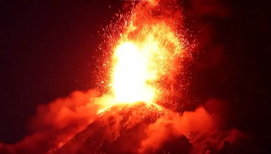 影/岩漿沖天！瓜地馬拉火山噴發　3萬人陷險境憂重演百死悲劇