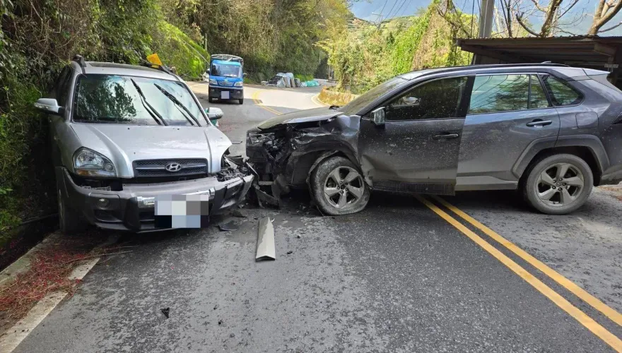 台中和平山區嚴重車禍！休旅車「被推去猛撞山壁」