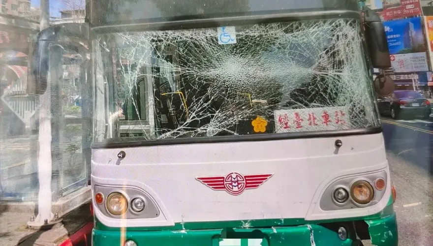 直擊驚悚瞬間！北市鬧區爆3車連環撞　2自家公車互撞超慘