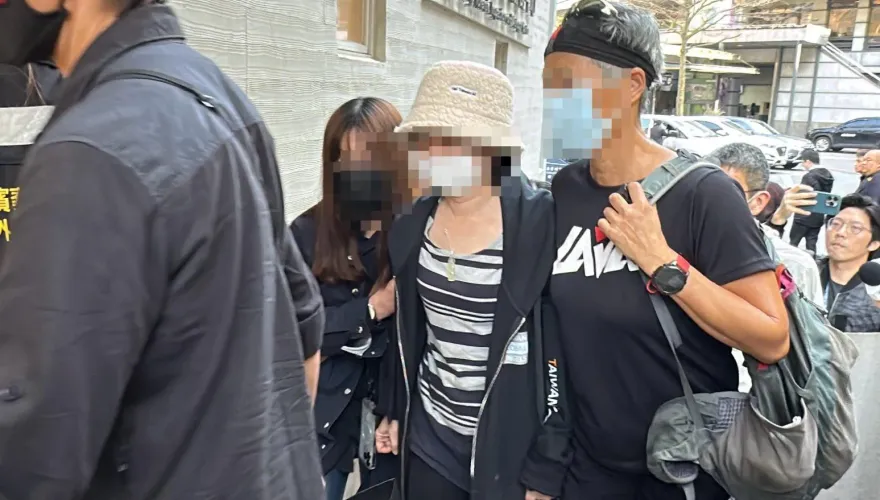 董座殺人案最新！技術長遺體解剖　妻子悲痛現身低頭不語