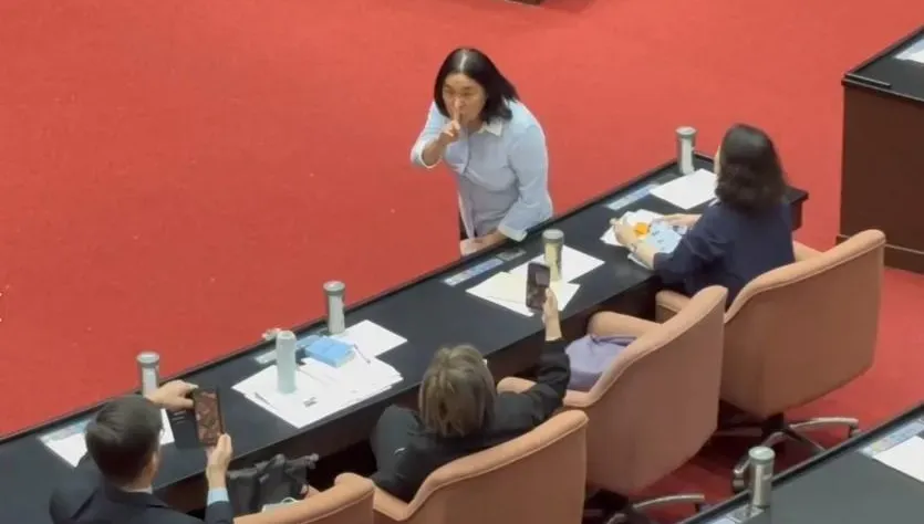 直擊／綠委不滿錄影遭阻鬧場　傅崐萁狠酸：國會議員當成小學生