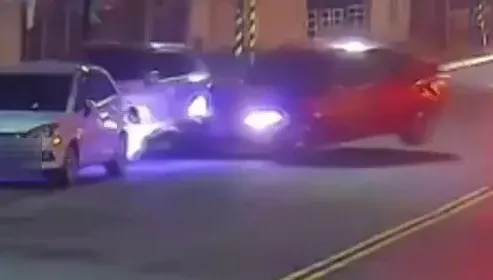 影/高雄3車撞一團！「沒煞車衝過去」肇事駕駛擦傷送醫
