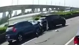 影/直擊慘烈現場！國1台中段撞一團「1車慘成鐵球」