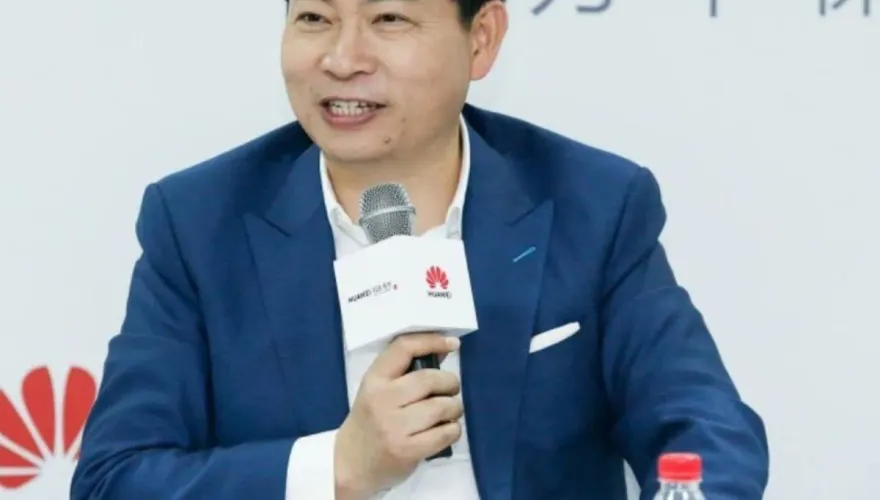 劉亦菲傳秘戀「大18歲華為董事長」　男方沉默多日親揭兩人關係