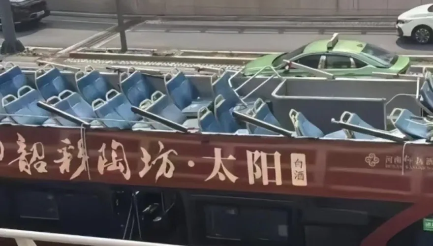 陸雙層巴士秒變敞篷！誤闖限高橋底「慘遭掀頂」…乘客嚇送醫