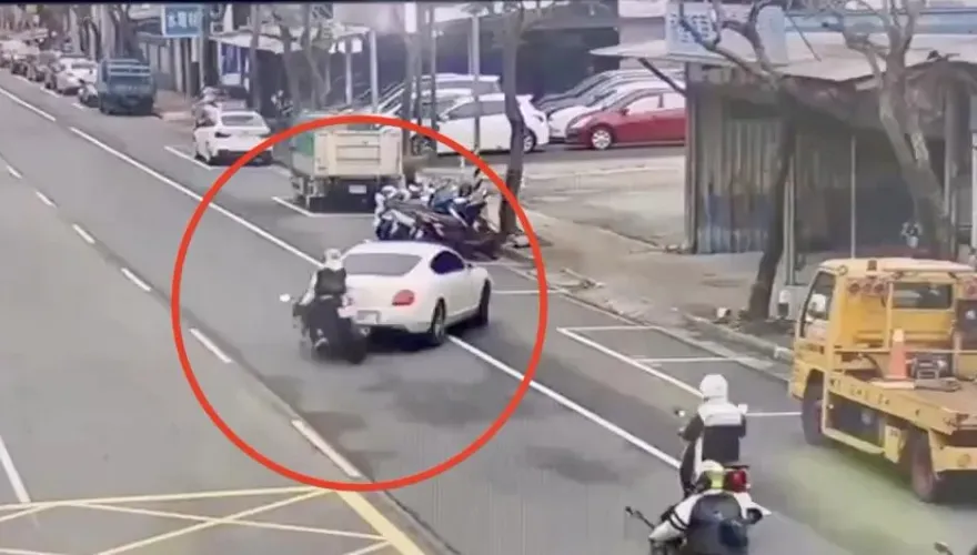 影/千萬雙門跑車迴轉擦撞14萬重機　後保桿撞爛維修費恐天價