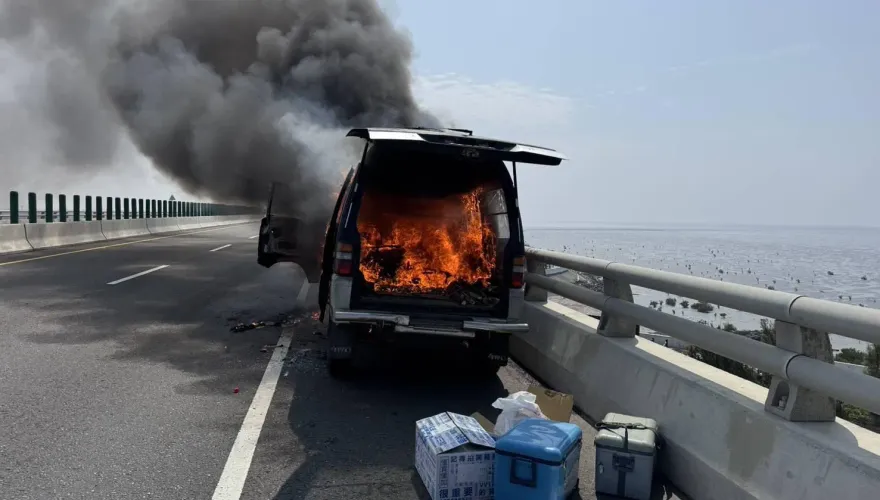 台61線廂型車突陷火海！花蓮男死裡逃生　4萬現金燒成灰