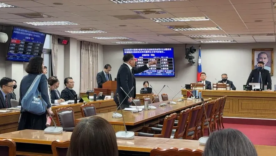 直擊/王義川咆哮鬧場　召委吳宗憲狠嗆：不懂就坐下