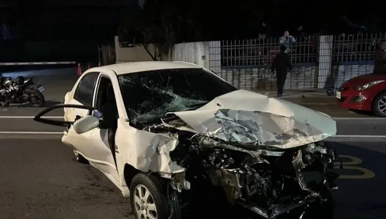 桃園死神攔路！轎車左轉遭擊落「車頭爛掉」　46歲男喪命