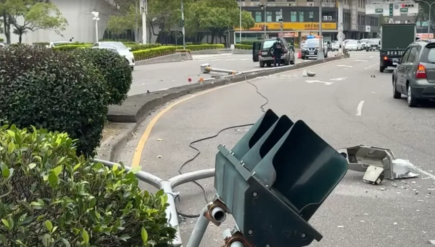台中又見酒駕！男駕車鏟斷2支路燈桿逆向撞轎車