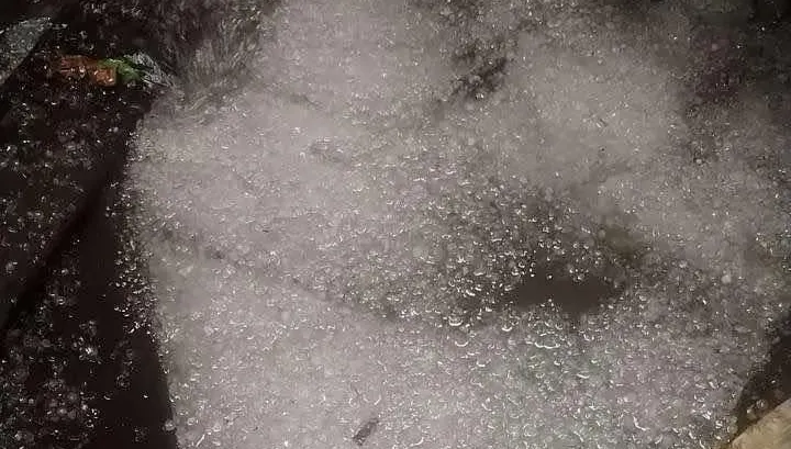 影/南投傍晚大雷雨狂轟　天降冰雹如碎石塊