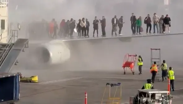 影/濃煙狂竄！美航客機降落後引擎突起火　乘客站機翼待援