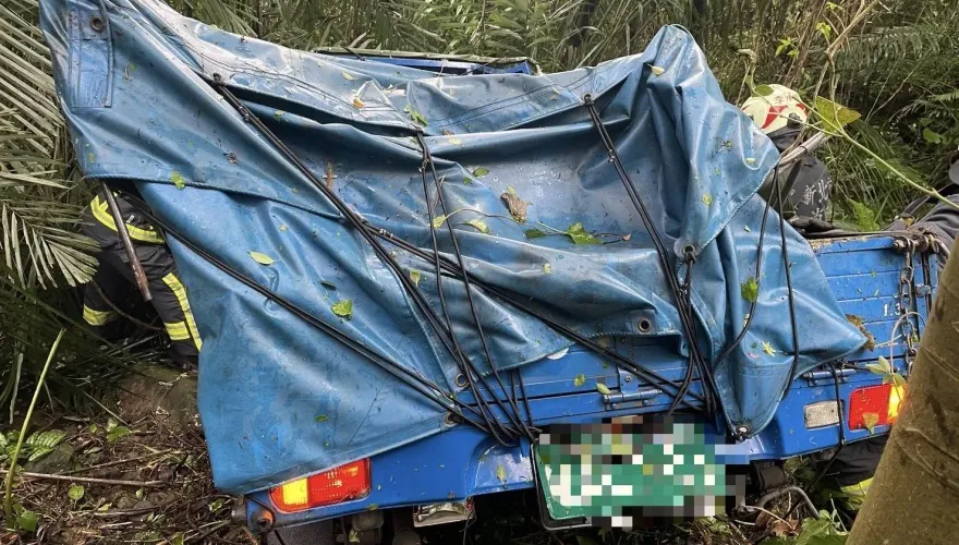 新店母子開貨車衝落山坡受困　母雙腿骨意識不清送醫搶救