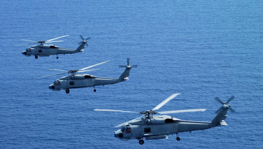 海軍S-70C反潛直升機海上訓練！飛官誤觸按鍵「副油箱拋出」