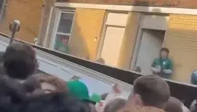 影/驚悚瞬間曝！美大學生派對玩太嗨　踩塌民宅屋頂釀16傷
