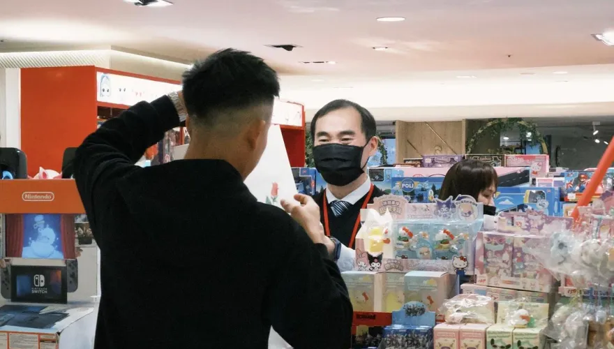 獨/高島屋玩具櫃遇30年職人親切服務　全網淚崩：都是回憶