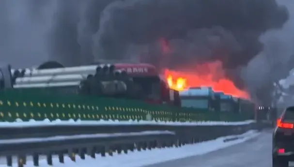 影/呂梁高速公路爆死亡車禍！多車連環撞「火光衝天」