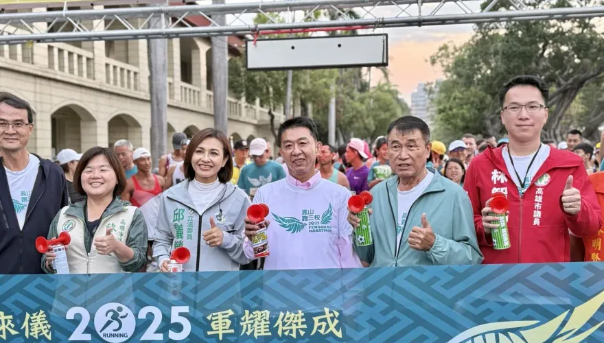 綠委主辦軍方指導鳳山跑3校馬拉松　獎座模型為共軍武器