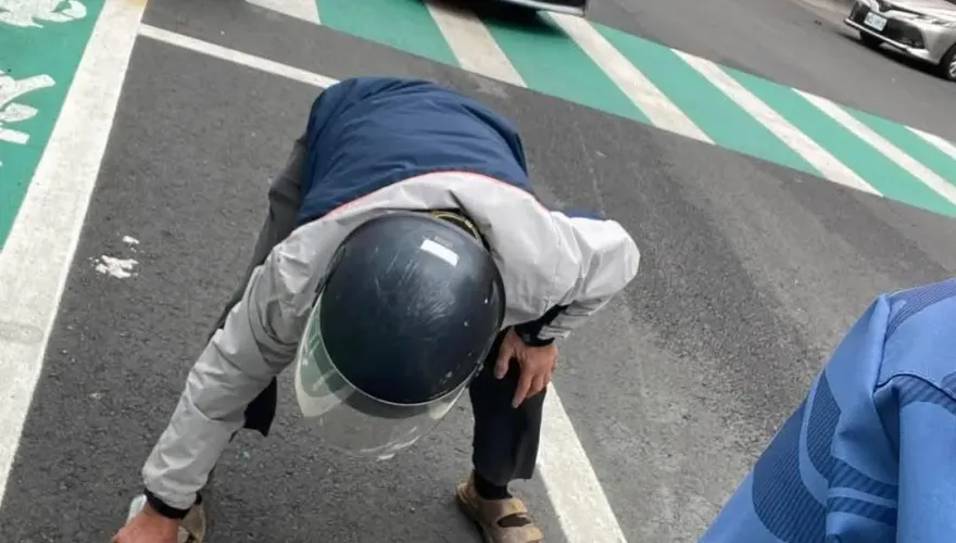 不爽增設人行道！彰化伯噴漆自開「機車道」　警開罰