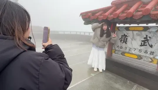 影/合歡山07:45下起冰霰　一顆顆小冰塊降下遊客好嗨