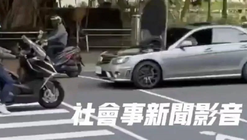 影/賓士拒檢逃逸！台中27歲男打開引擎蓋「盲飆3公里」栽了