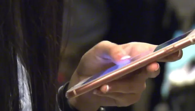 超商報電話被騷擾　妹子收到「剛才買可樂嗎」簡訊嚇傻