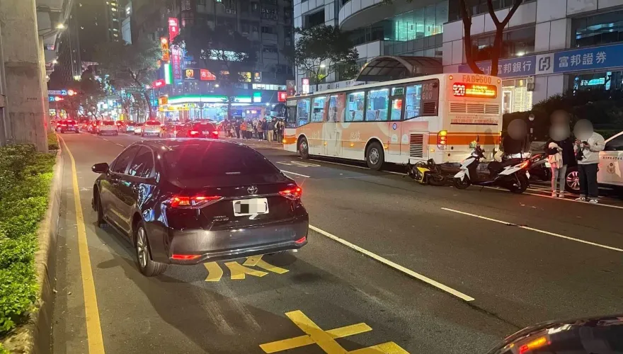 板橋軍人公務車迴轉撞騎士！新北男遭噴飛再撞公車命危