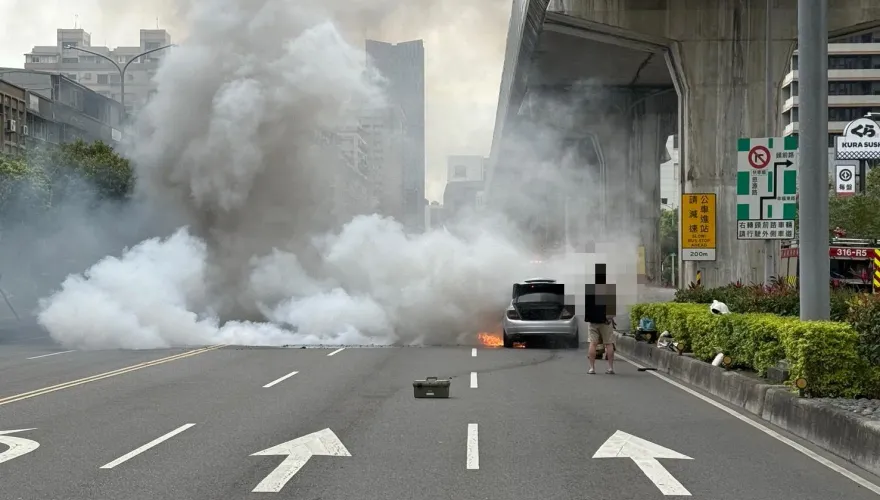 影/新莊驚悚火燒車「整條路快看不到」！搶救畫面直擊