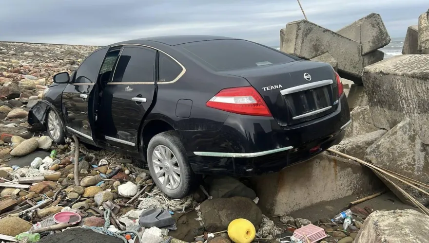 苗栗「神秘黑車」擱淺海灘！無車牌玻璃碎裂　車主拒認領