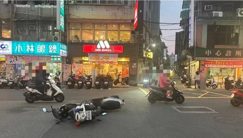 影/新北警追通緝犯途中出事！慘遭違規女騎士擊落
