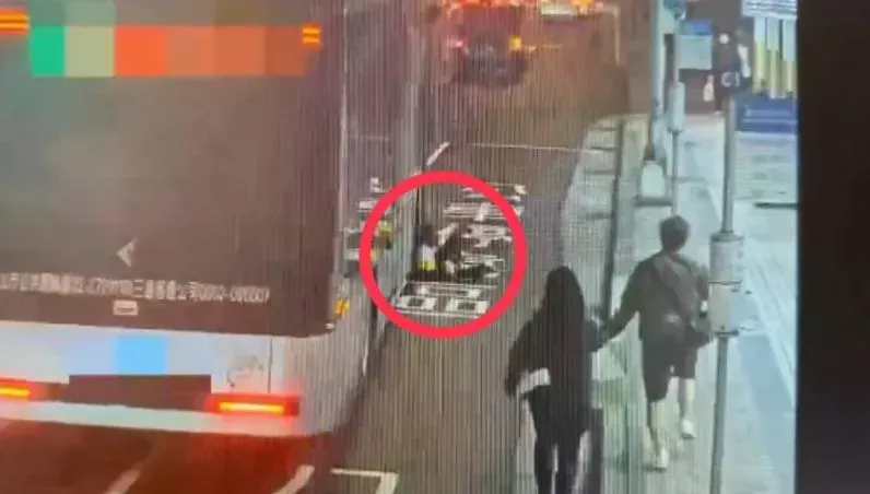 影/北市女子手遭公車門夾住！她被猛拖50米　民眾攔車畫面曝