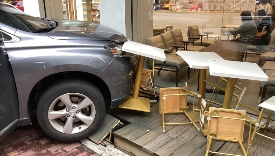 這裡沒有得來速！嘉義休旅車失控爆衝　咖啡店桌椅遭撞爛