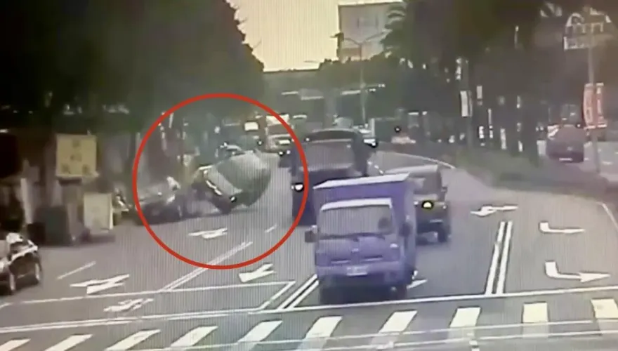 影/恍神釀禍！新北休旅車「偏移」撞路邊車　「翻肚」下巴掉