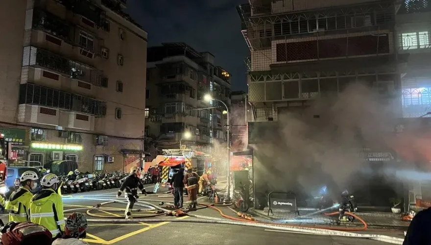 新北板橋「早餐店大火」！火煙狂竄現場直擊