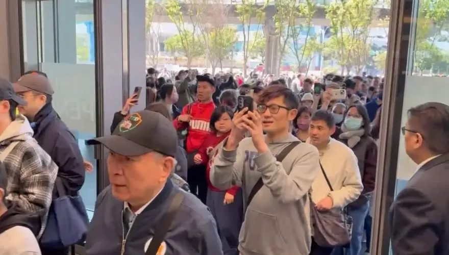 影/擠爆人潮！南港LaLaport正式開幕　業者估3萬人搶逛