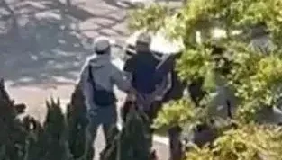 影/金門街頭槍響！員警開槍逼停毒販車