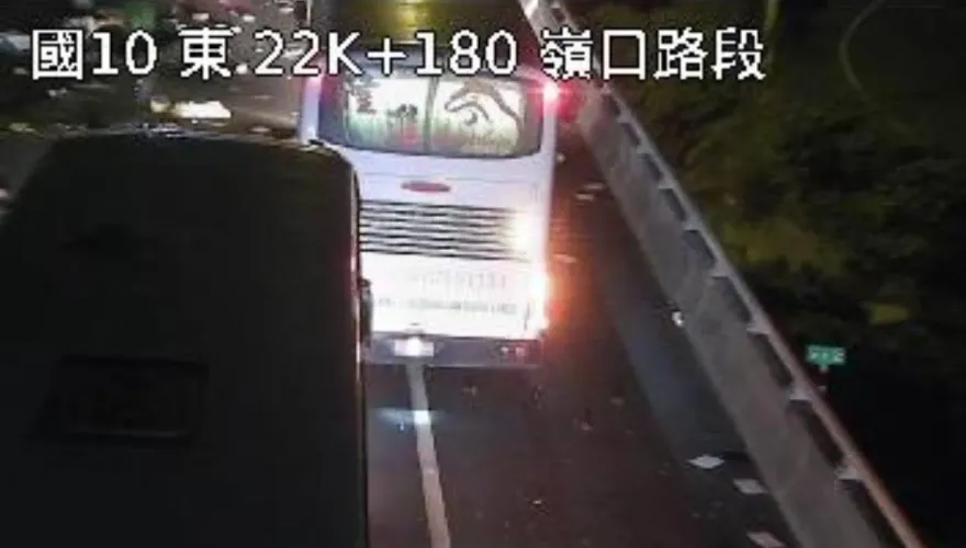 國道10號東向「遊覽車出事」！零件噴滿地、傷亡不明