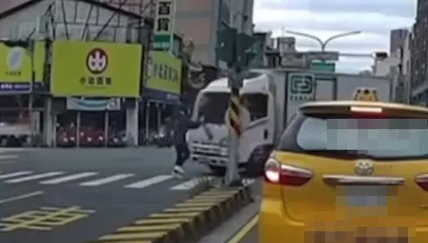 影/台南2年前女童才奪命！　同路段行人遭貨車撞飛腦著地