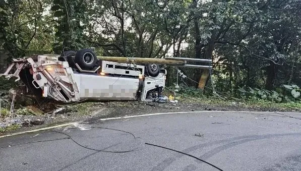 天母垃圾車突「四輪朝天」翻覆！　漏油扯斷電線幸無傷亡