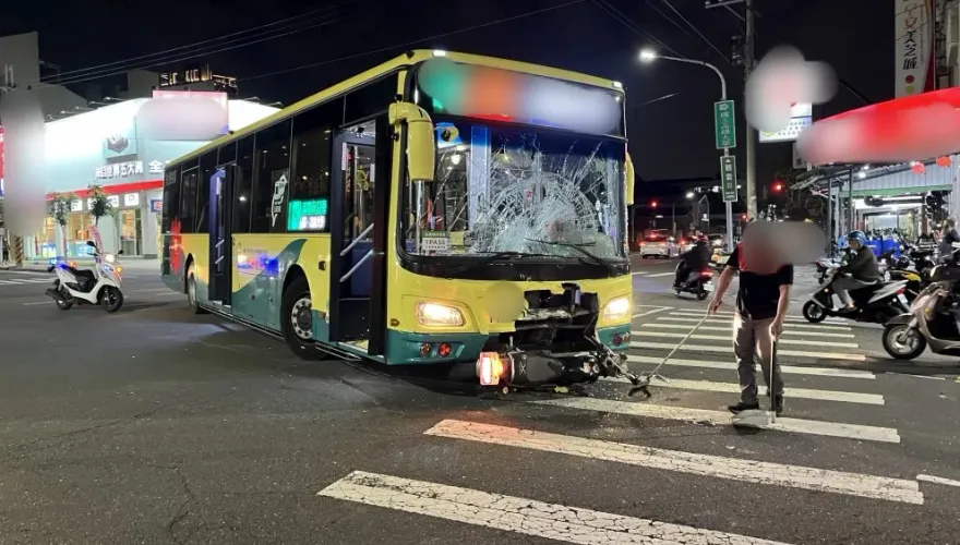 高雄恐怖車禍！公車猛撞「機車捲車底」　騎士噴飛送醫