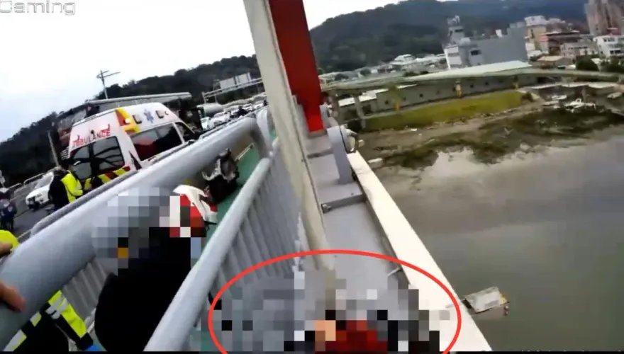 情關難過！女子醉躺關渡橋險墜河　員警一個MOVE即刻救援