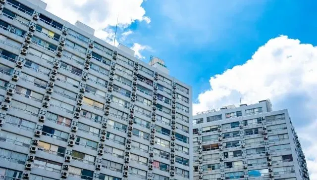 傻眼！陸男站大樓「空調室外機」12小時　獲救又爬鷹架