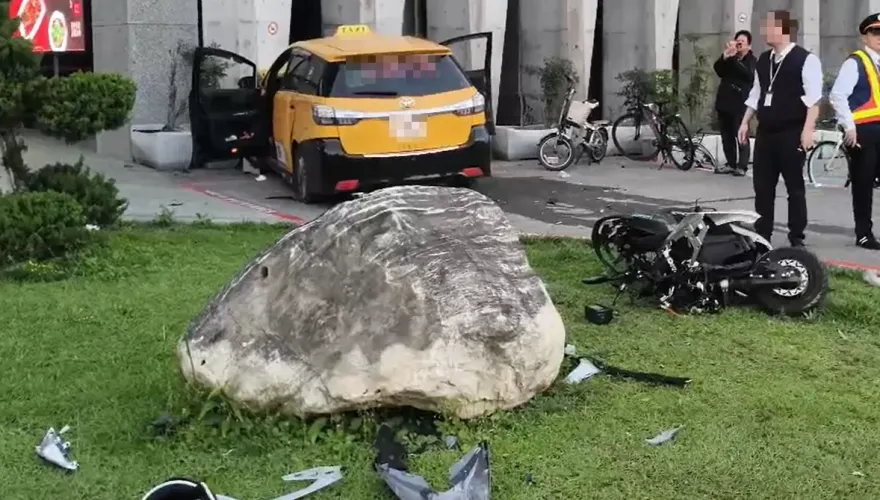 小黃衝撞花蓮火車站至少5人輕重傷！驚悚畫面曝光