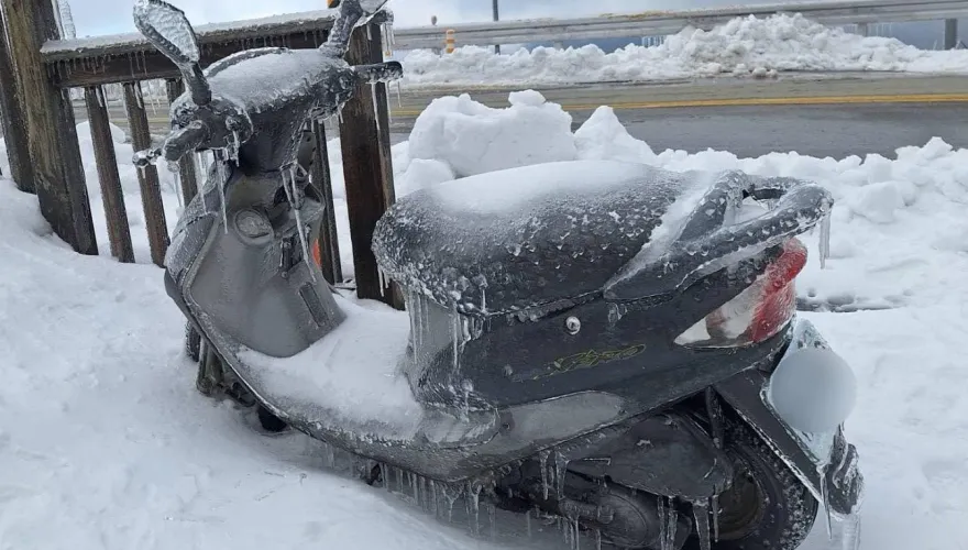 金害！騎機車衝武嶺追雪「整輛結冰」　網笑：機「凍」車輛無誤