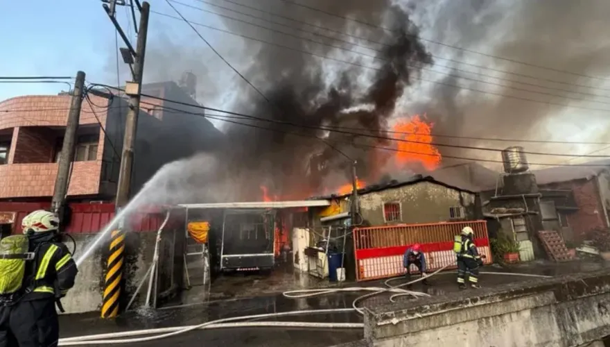 桃園龍潭工廠大火　現場「存放大量塑膠」烈焰狂竄
