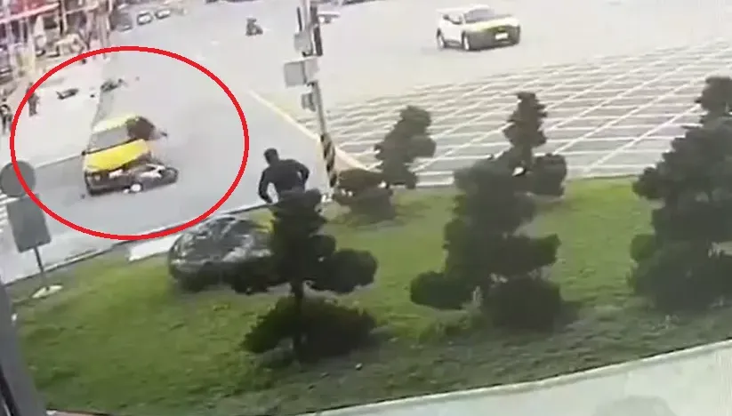 影/驚悚瞬間！花蓮火車站前計程車「猛衝」騎士遭撞上「擋風玻璃滾落」