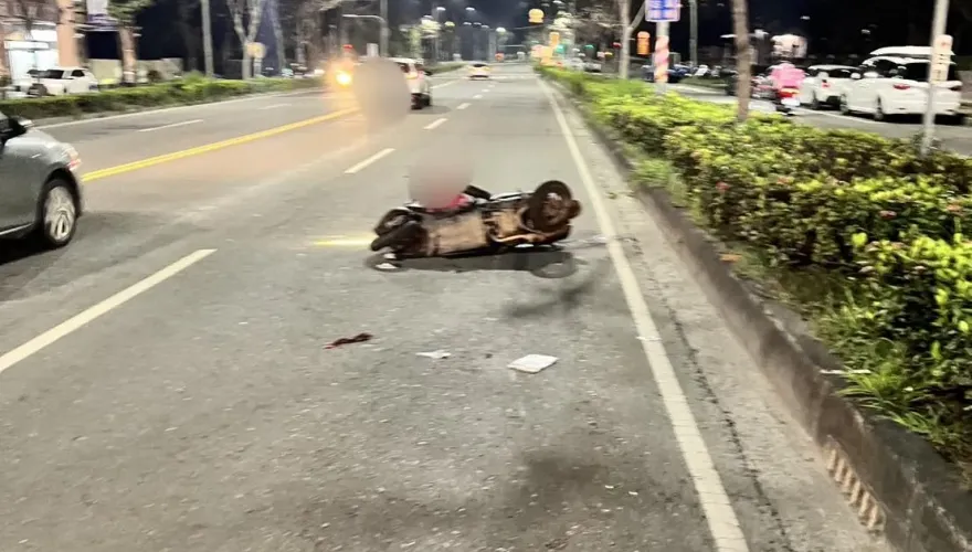 週五夜裡爆憾事！高雄街頭死亡車禍　37歲騎士喪命