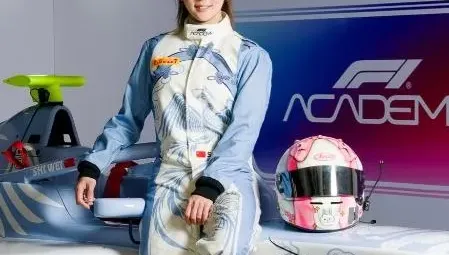 又美又酷！美女網紅飆F1學院賽車　成大陸第一人
